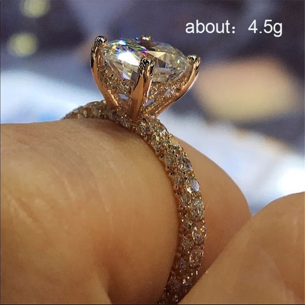 Stunning 18K White Gold Oval Cut Diamond Ring - Picture 4 of 4